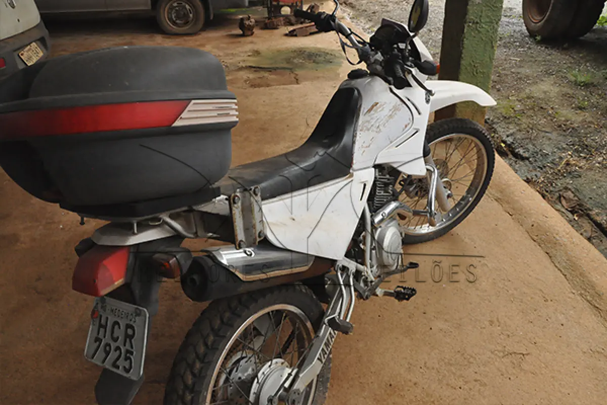 LOTE 011 - YAMAHA XTZ 125E - PLACA HCR-7925 - ANO 2005 2005 - COR BRANCA