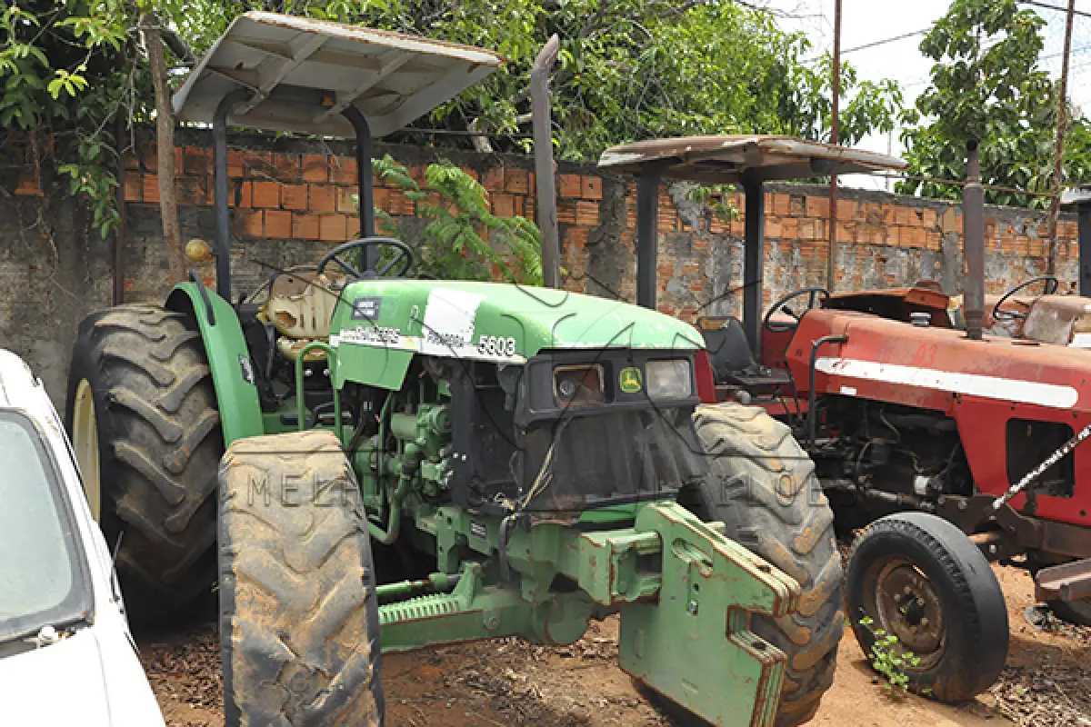 LOTE 005 - TRATOR - JOHN DEERE – ANO 2011