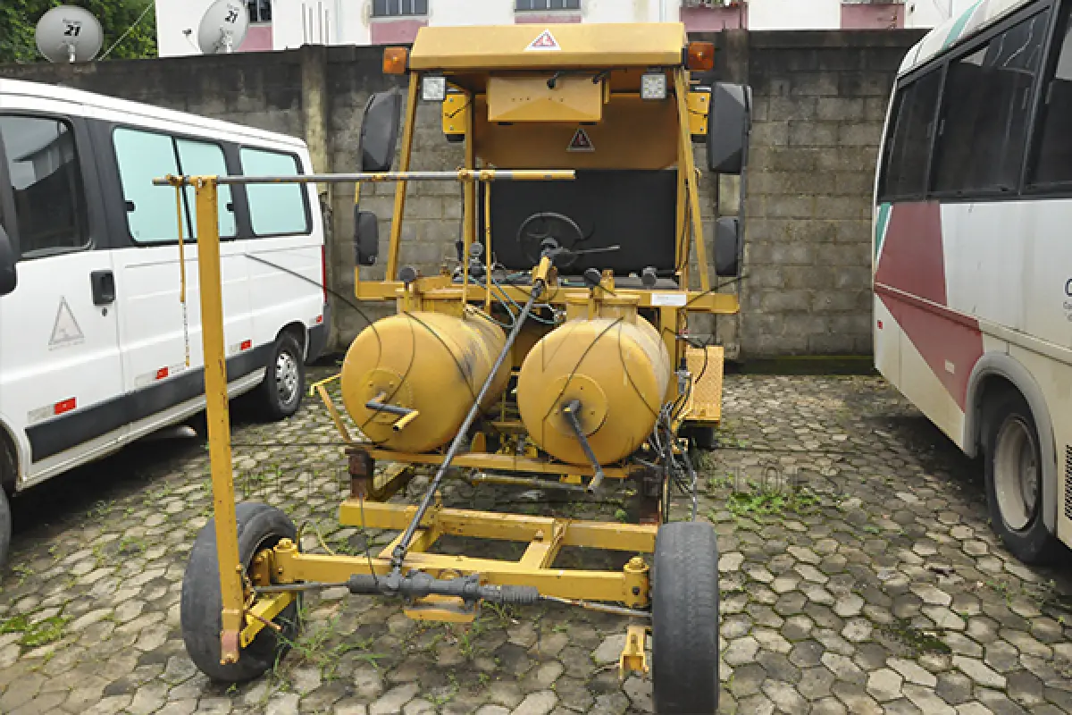 LOTE 007 - MAQUINA DE PINTURA DE FAIXAS EM VIAS