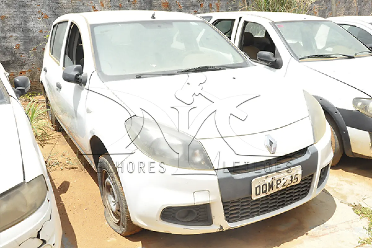 LOTE 028 - RENAULT SANDERO AUT1016V - PLACA OQM-8235 - 2013 2014