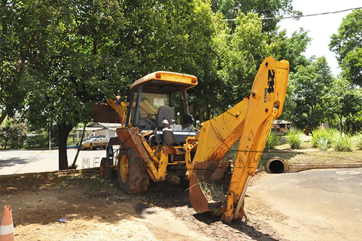 LOTE 050 - RETROESCAVADEIRA TRACBEL - 214E -	RE06 - 2002