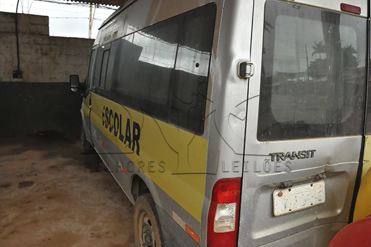 LOTE 006 - I FORD TRANSIT 350 BUS - PLACA HLF-3213 - ANO 2010 2010 - COR PRATA