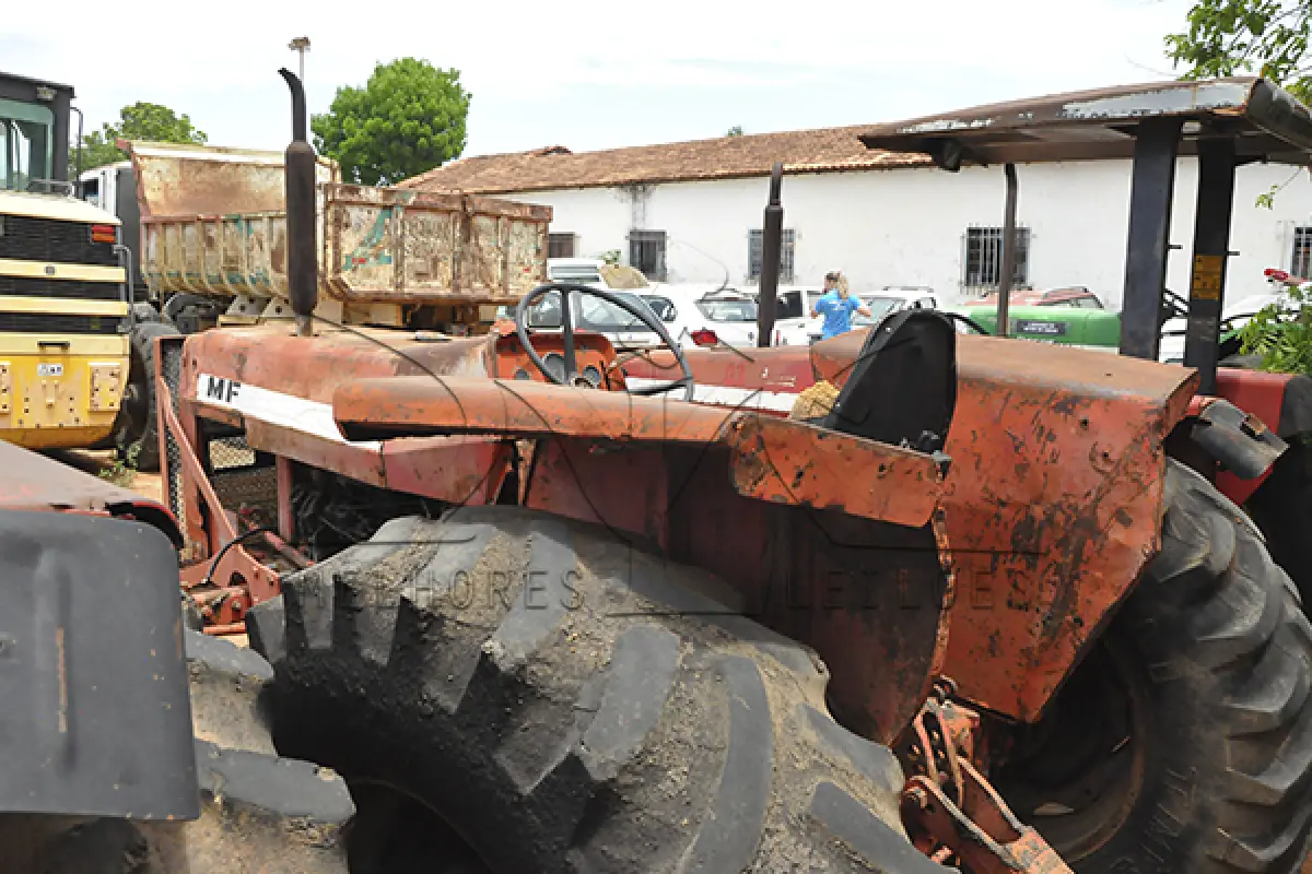LOTE 003 - TRATOR MASSEY FERGUNSON ON 275 - ANO S.ID