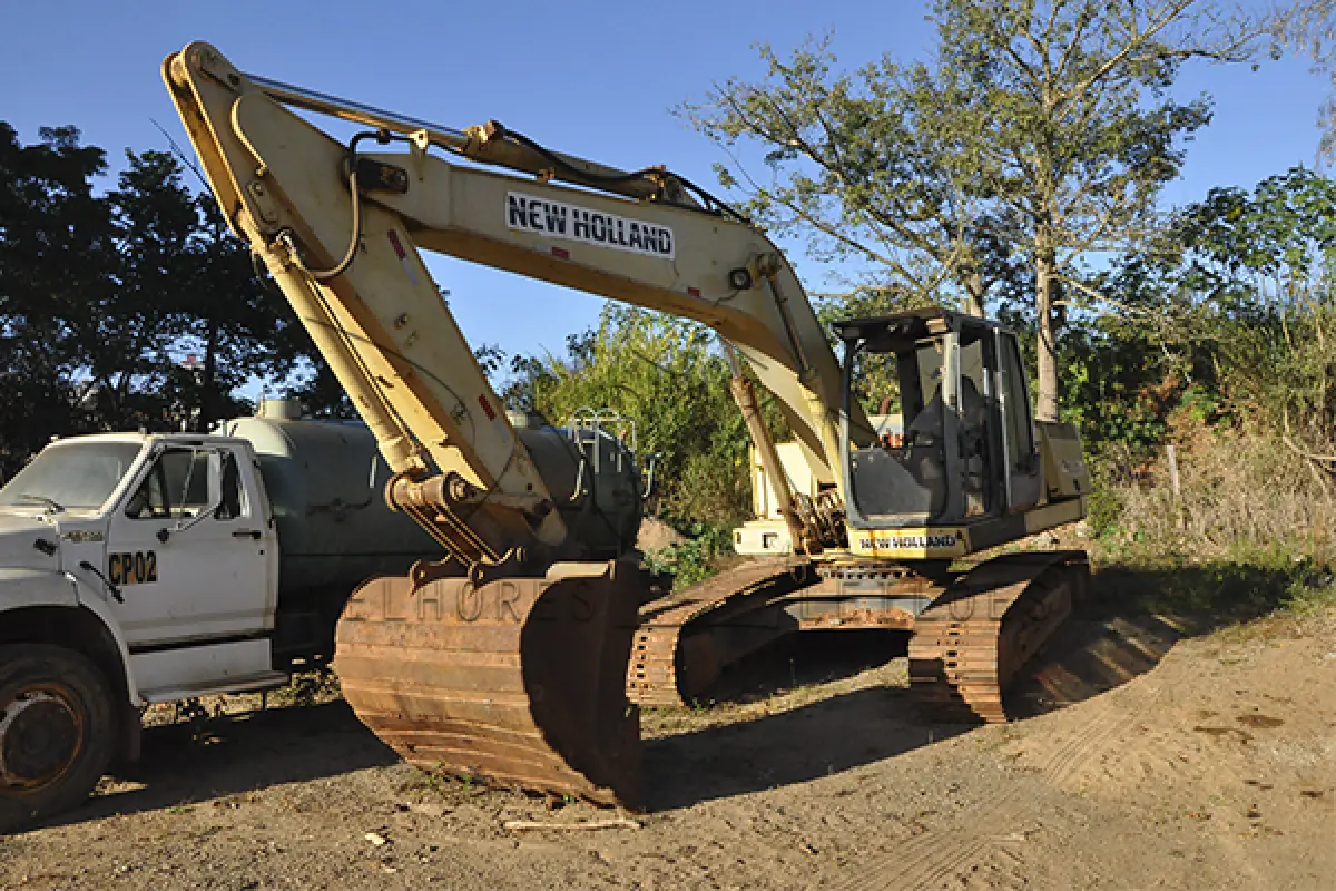 LOTE 001 - NEW HOLLAND ESCAVADEIRA FX 215 LC - ANO 2005