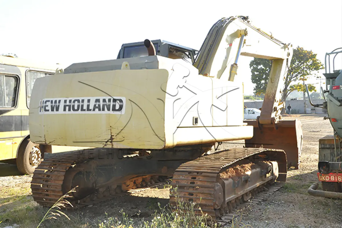 LOTE 001 - NEW HOLLAND ESCAVADEIRA FX 215 LC - ANO 2005