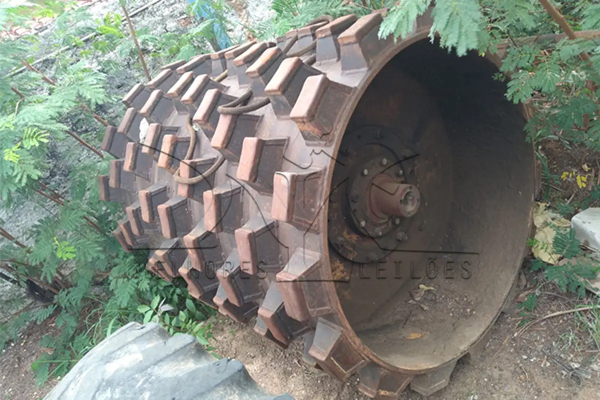 LOTE 008 - ROLO COMPACTADOR - MULLER VAP 55 – ANO 1978