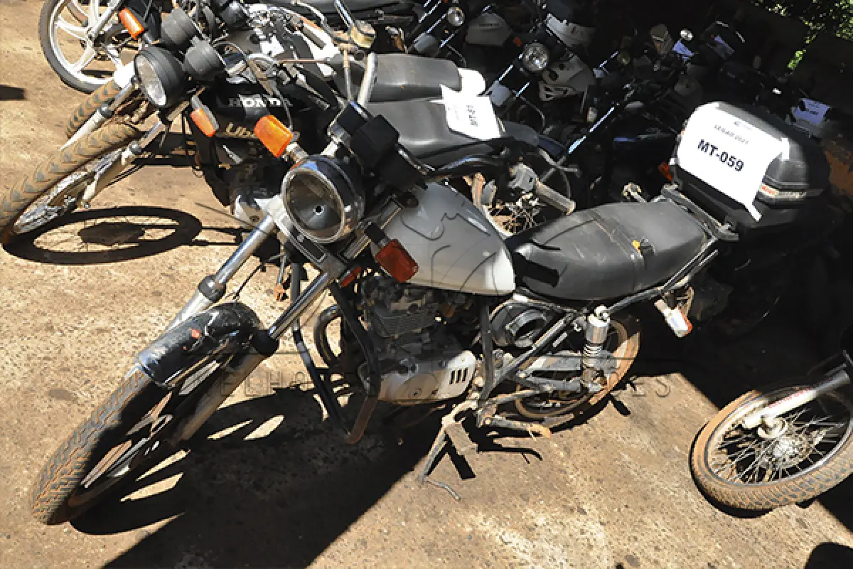 LOTE 014 - JTA Suzuki Intruder - 2005 2006 - Branca - HDE-7275