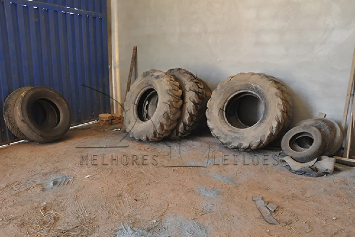 LOTE 007 - SUCATA DE BATERIAS, PNEUS E PEÇAS