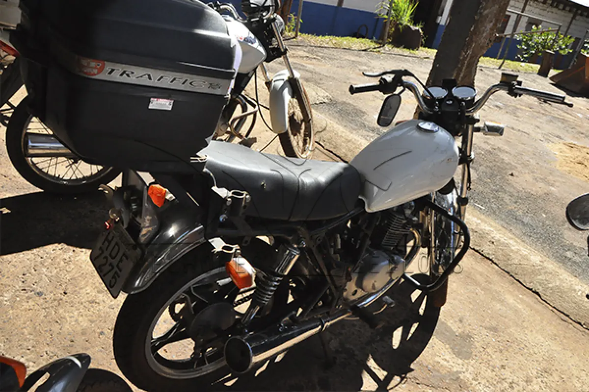 LOTE 014 - JTA Suzuki Intruder - 2005 2006 - Branca - HDE-7275