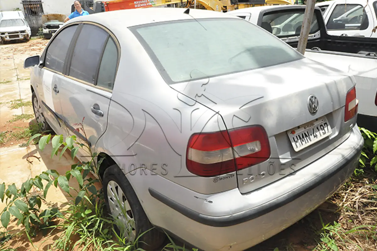 LOTE 026 - VW POLO SEDAN 1.6 - PLACA HMN-4197 - ANO 2005 2006