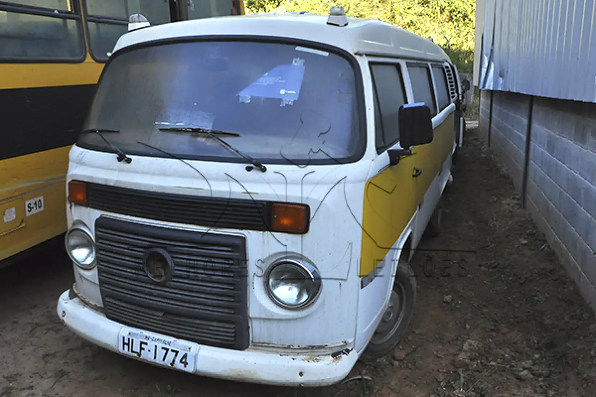 LOTE 012 - VW KOMBI ESCOLAR - PLACA HLF1774 - ANO 2009 2010