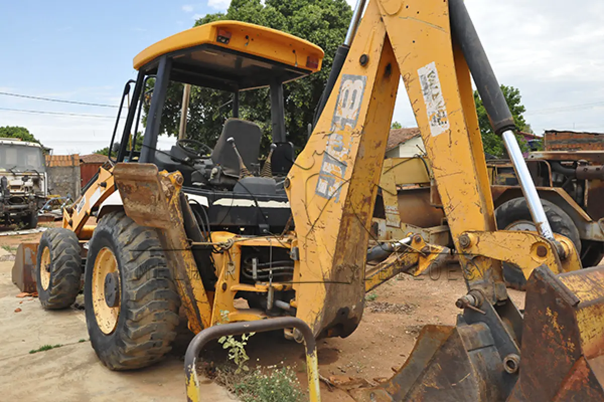 LOTE 006 - MAQUINA RETROESCAVADEIRA - VALENCE JCB – ANO 2011