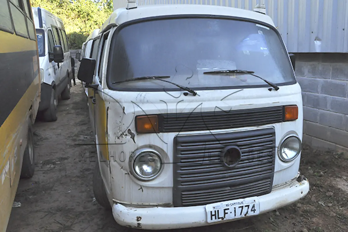 LOTE 012 - VW KOMBI ESCOLAR - PLACA HLF1774 - ANO 2009 2010