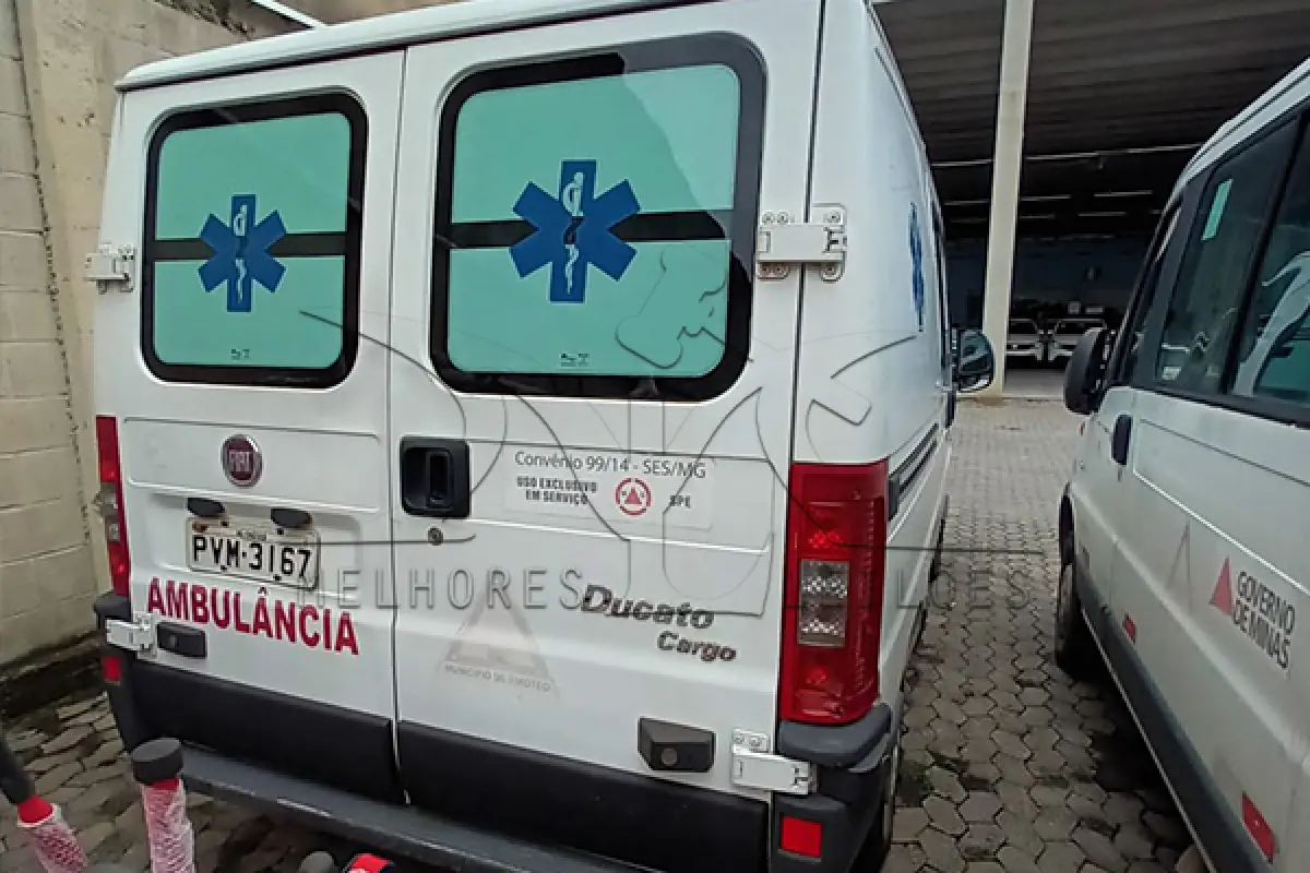 LOTE 002 - FIAT CAMINHONETE AMBULANCIA - PLACA PVM-3167 - ANO 2014 2015 - COR BRANCA