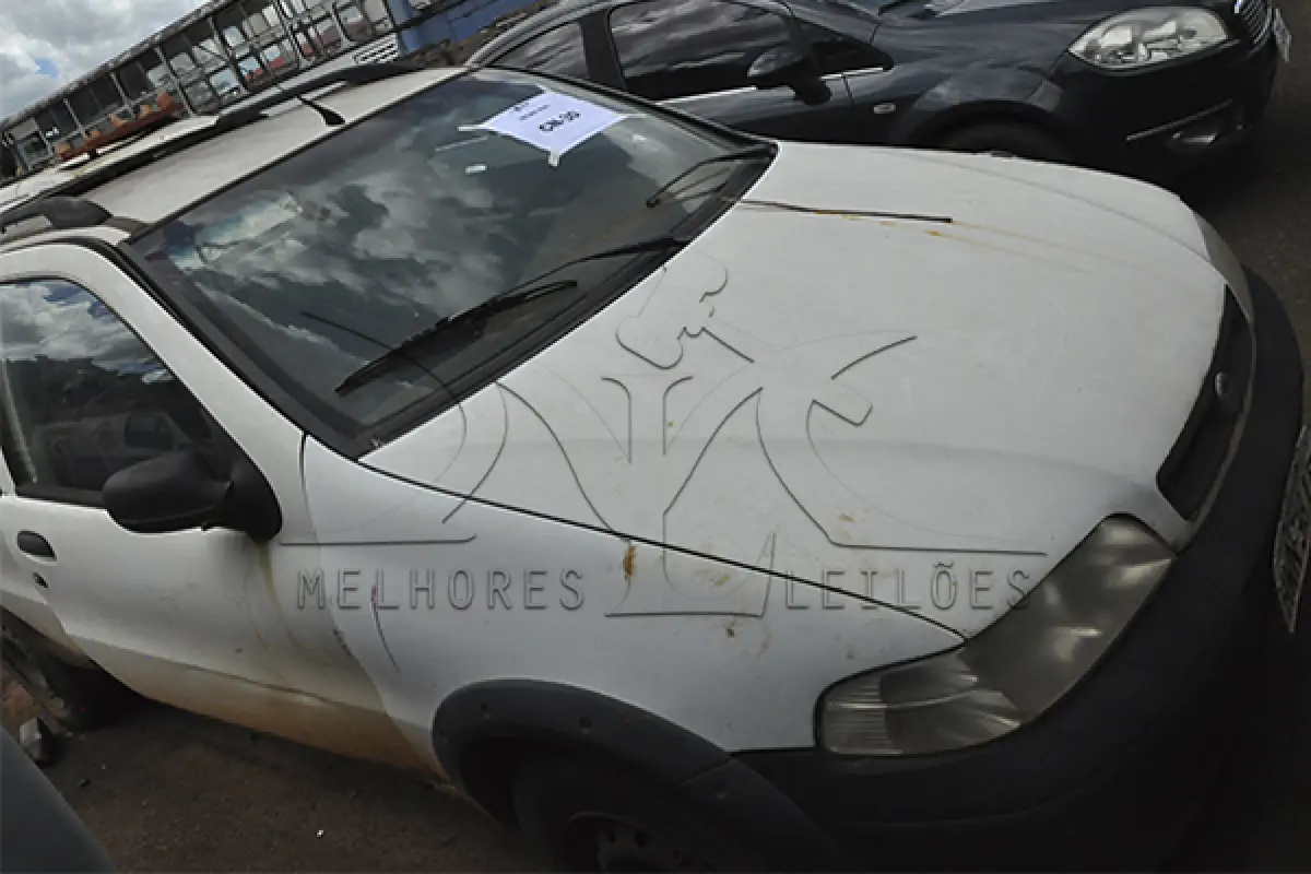 LOTE 040 - Fiat Strada Fire CE FLEX  - 2005 2006 - Branca  - HMN-3815