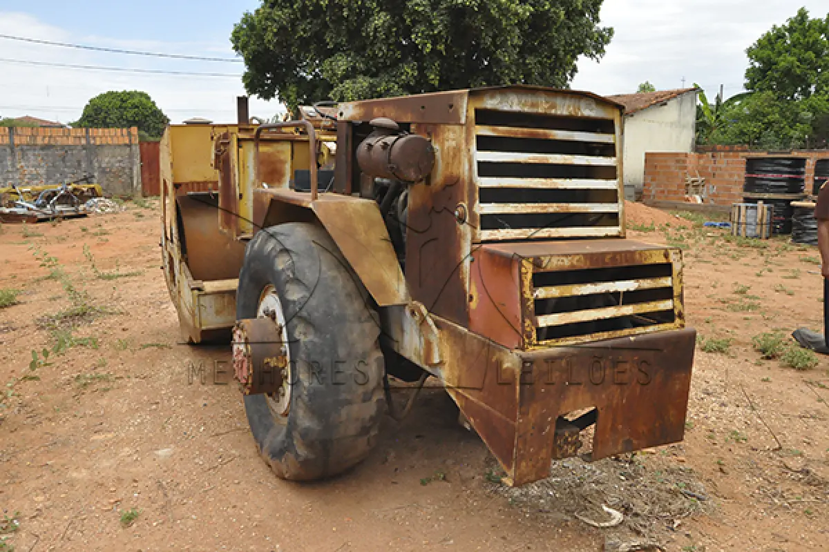 LOTE 008 - ROLO COMPACTADOR - MULLER VAP 55 – ANO 1978
