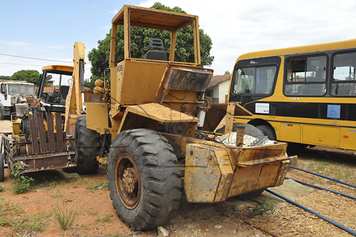 LOTE 007 - MAQUINA PÁ CARREGADEIRA - 20 CASE - ANO1981