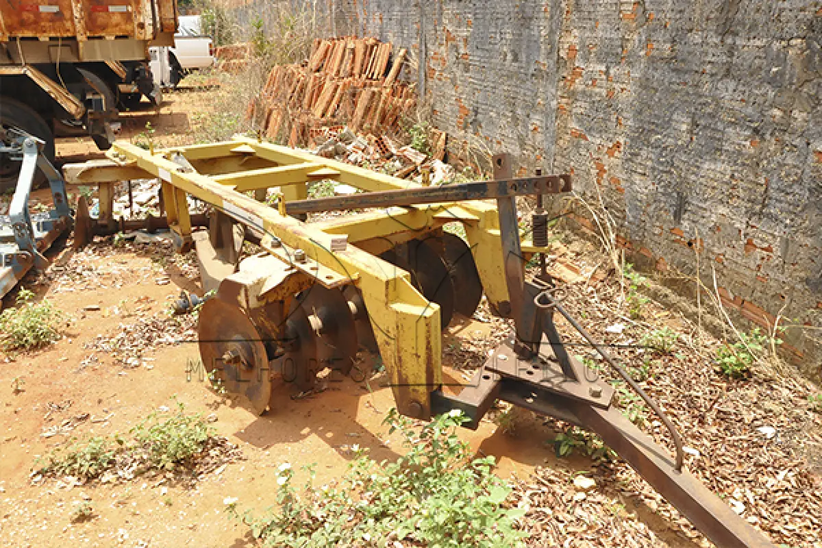 LOTE 010 - 1 MINI ROLO COMPRESSO, 3 IMPLEMENTOS E 1 BICICLETA ELETRICA