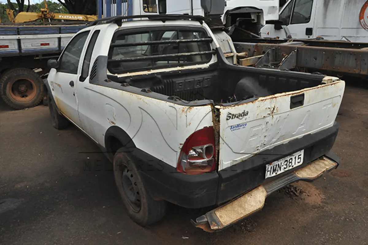 LOTE 040 - Fiat Strada Fire CE FLEX  - 2005 2006 - Branca  - HMN-3815