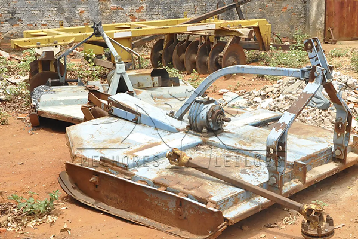 LOTE 010 - 1 MINI ROLO COMPRESSO, 3 IMPLEMENTOS E 1 BICICLETA ELETRICA