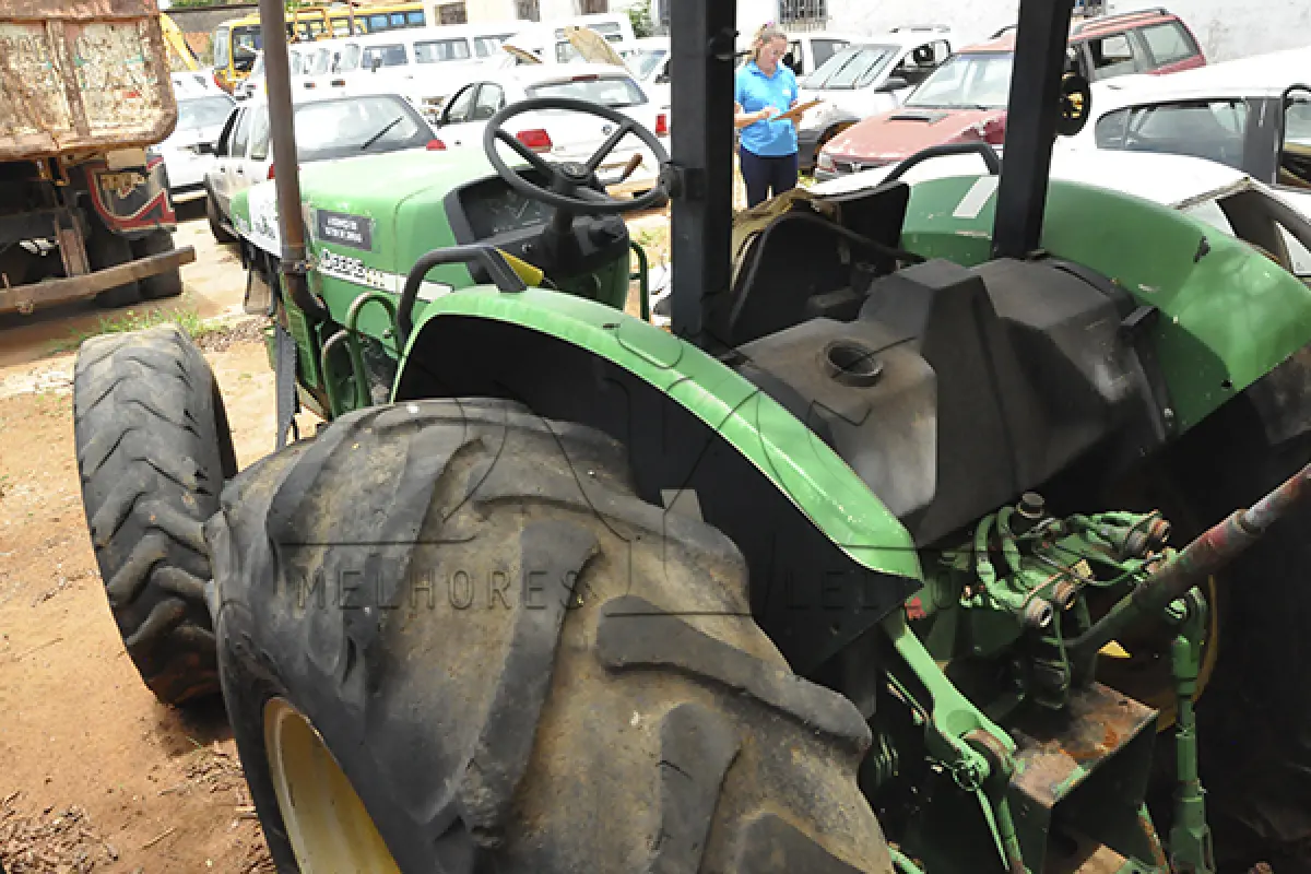 LOTE 005 - TRATOR - JOHN DEERE – ANO 2011