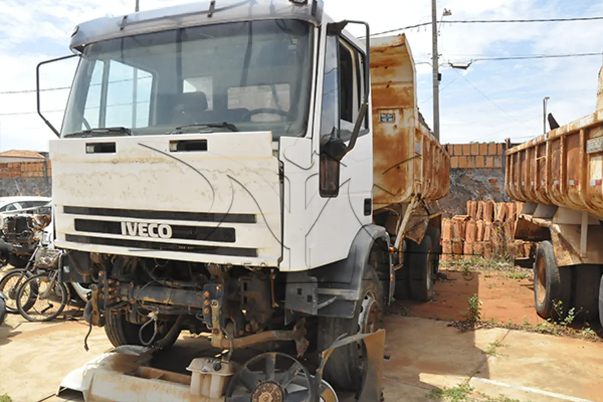 LOTE 013 - IVECO EUROCARGO 230E24 - PLACA HLF-5722 - ANO 2010 2011