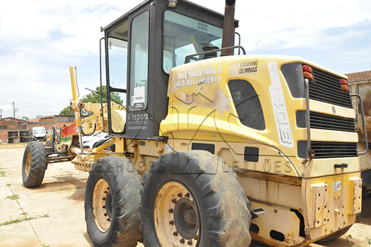 LOTE 009 - MOTONIVELADORA - RG140.B BASE – ANO 2006