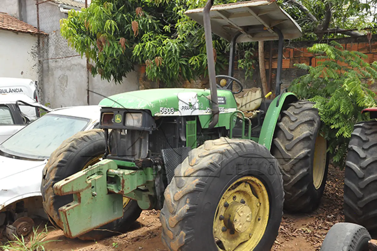 LOTE 005 - TRATOR - JOHN DEERE – ANO 2011