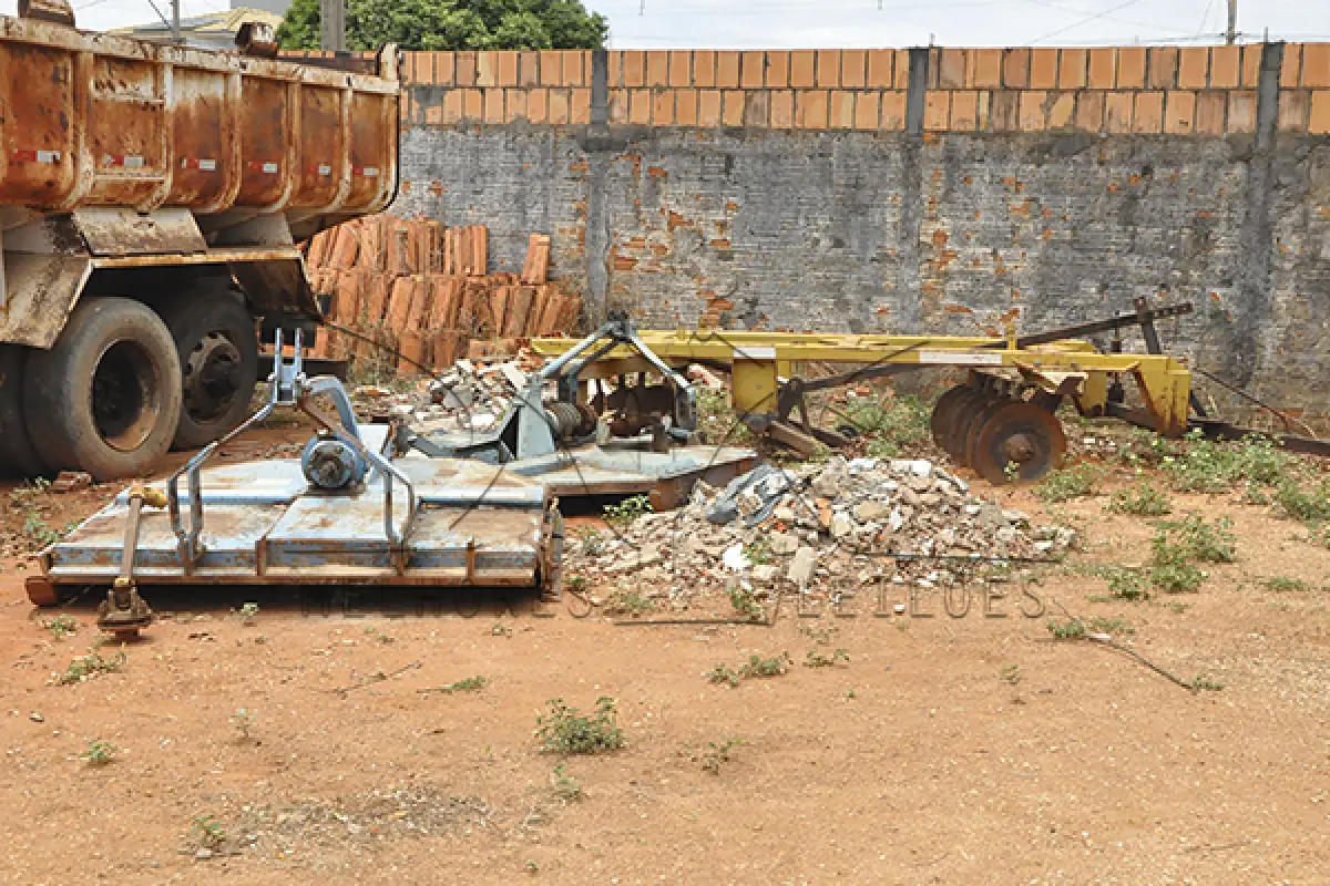 LOTE 010 - 1 MINI ROLO COMPRESSO, 3 IMPLEMENTOS E 1 BICICLETA ELETRICA