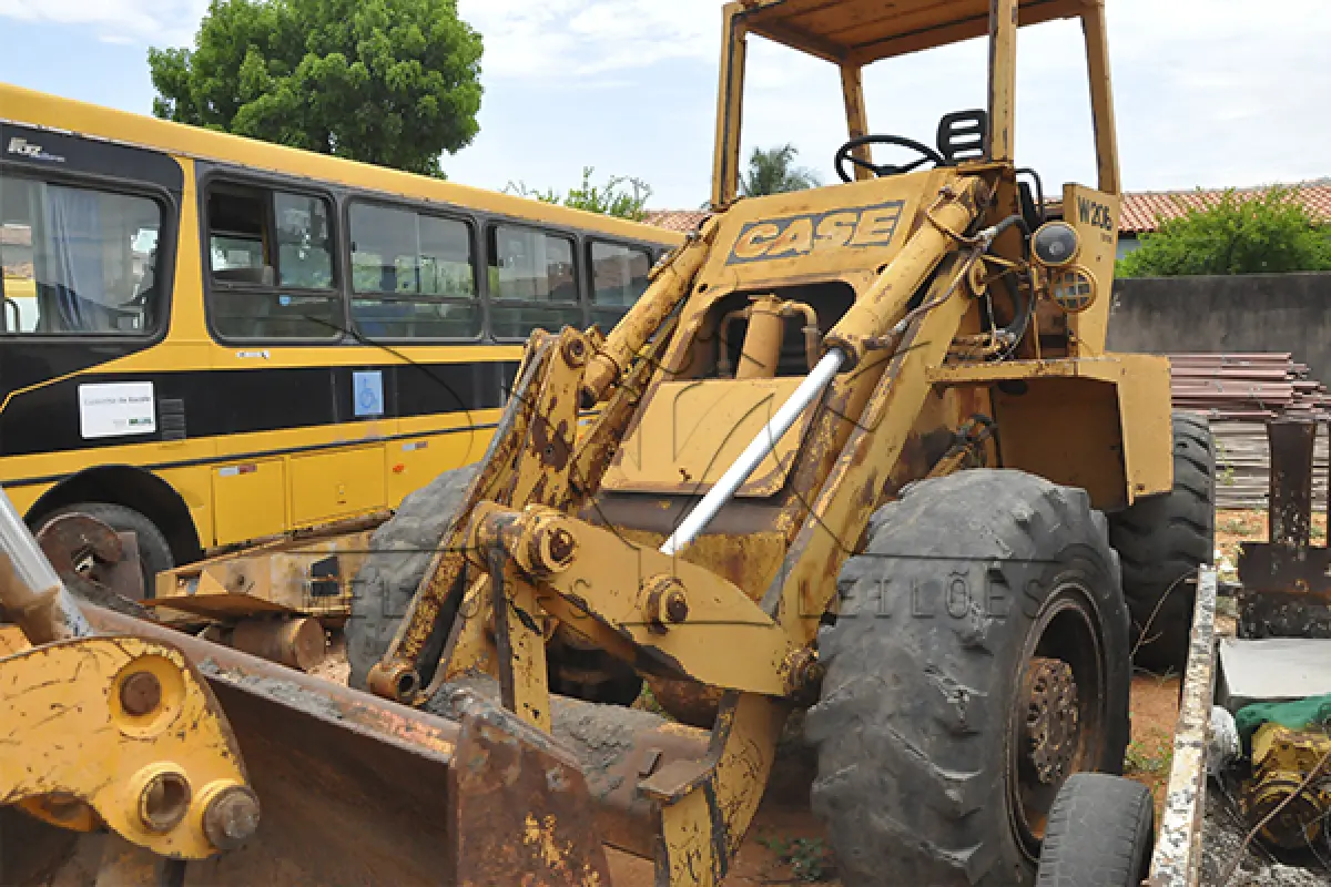 LOTE 007 - MAQUINA PÁ CARREGADEIRA - 20 CASE - ANO1981