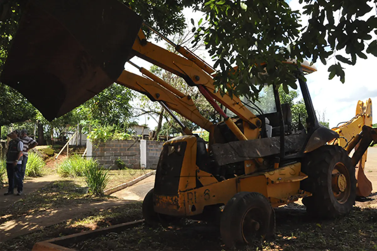 LOTE 050 - RETROESCAVADEIRA TRACBEL - 214E -	RE06 - 2002