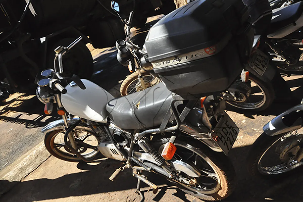 LOTE 014 - JTA Suzuki Intruder - 2005 2006 - Branca - HDE-7275