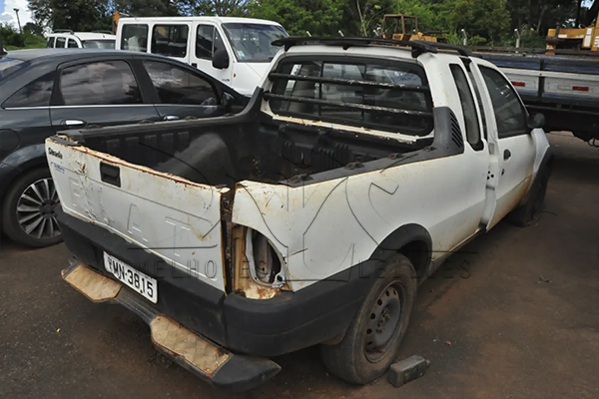 LOTE 040 - Fiat Strada Fire CE FLEX  - 2005 2006 - Branca  - HMN-3815
