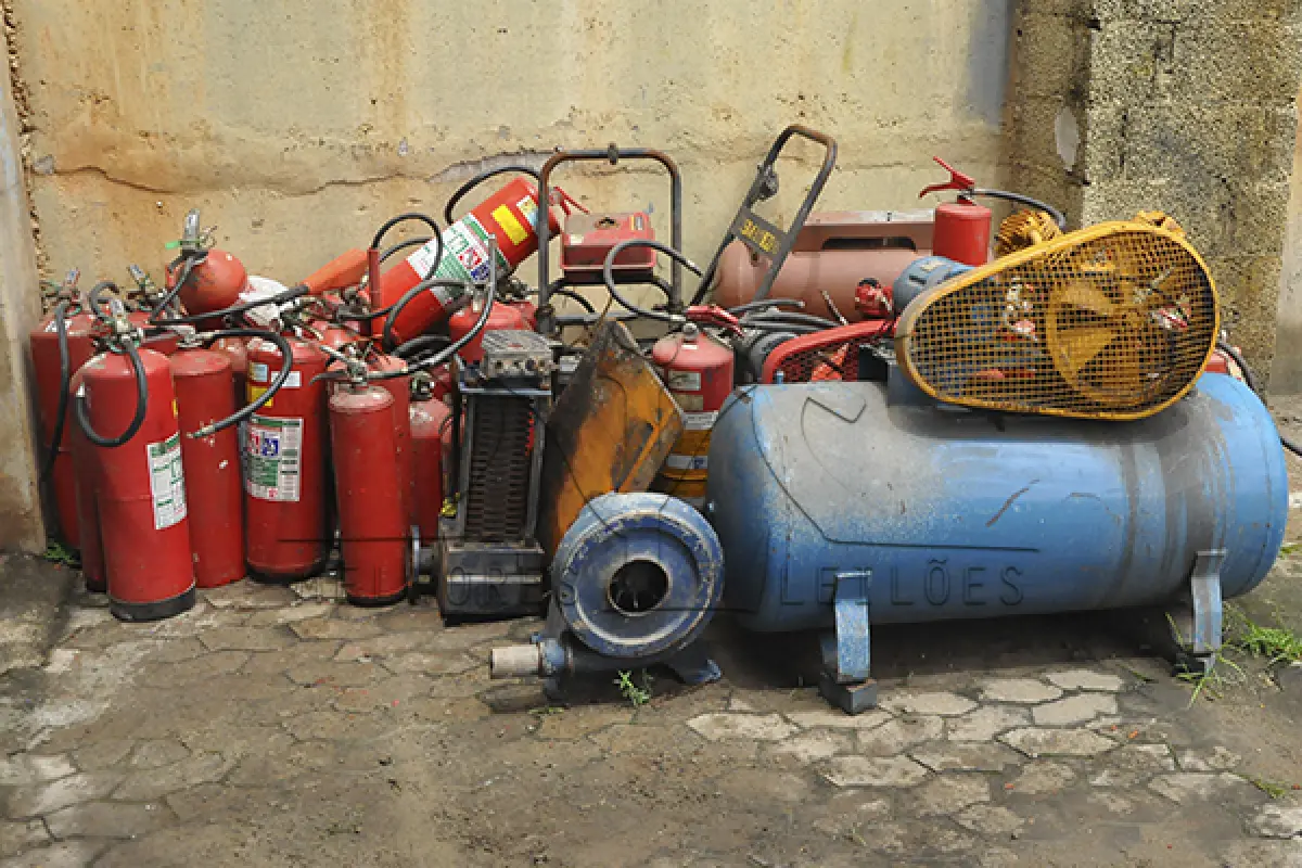 LOTE 010 - ROÇADEIRA, COMPRESSOR AR, GUINDASTE GIRAFA, MOTOR ELETRICO, BOMBA, ESTINTOR E GERADOR DE ENERGIA A GASOLINA