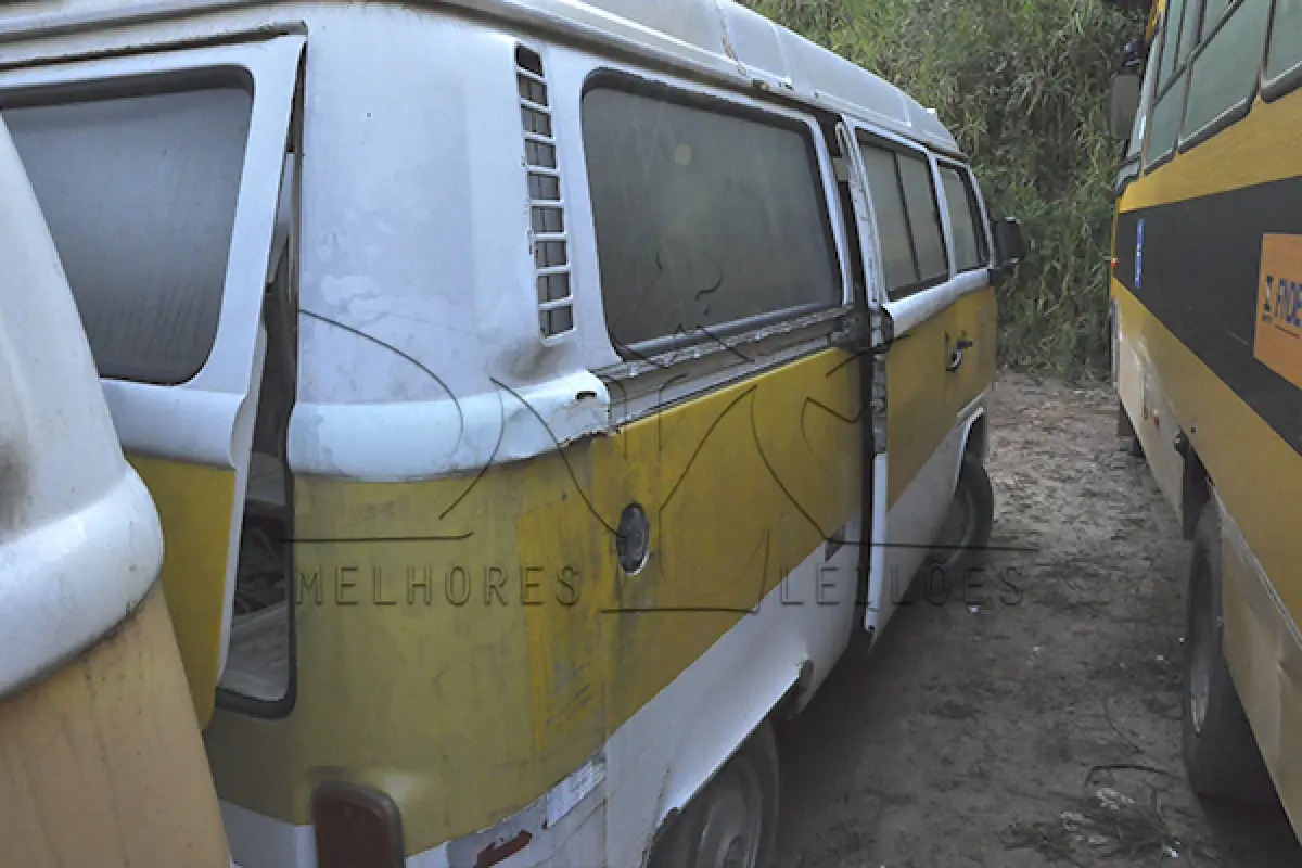 LOTE 012 - VW KOMBI ESCOLAR - PLACA HLF1774 - ANO 2009 2010