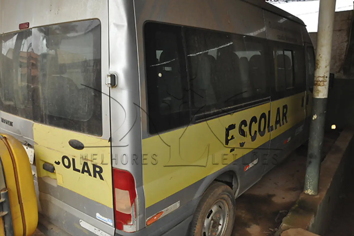 LOTE 006 - I FORD TRANSIT 350 BUS - PLACA HLF-3213 - ANO 2010 2010 - COR PRATA