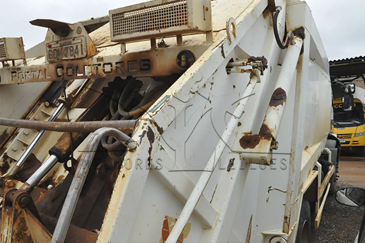 LOTE 001 - FORD CARGO 1519 B - PLACA GOW-7841 - ANO 2012 2013 - COR PRATA