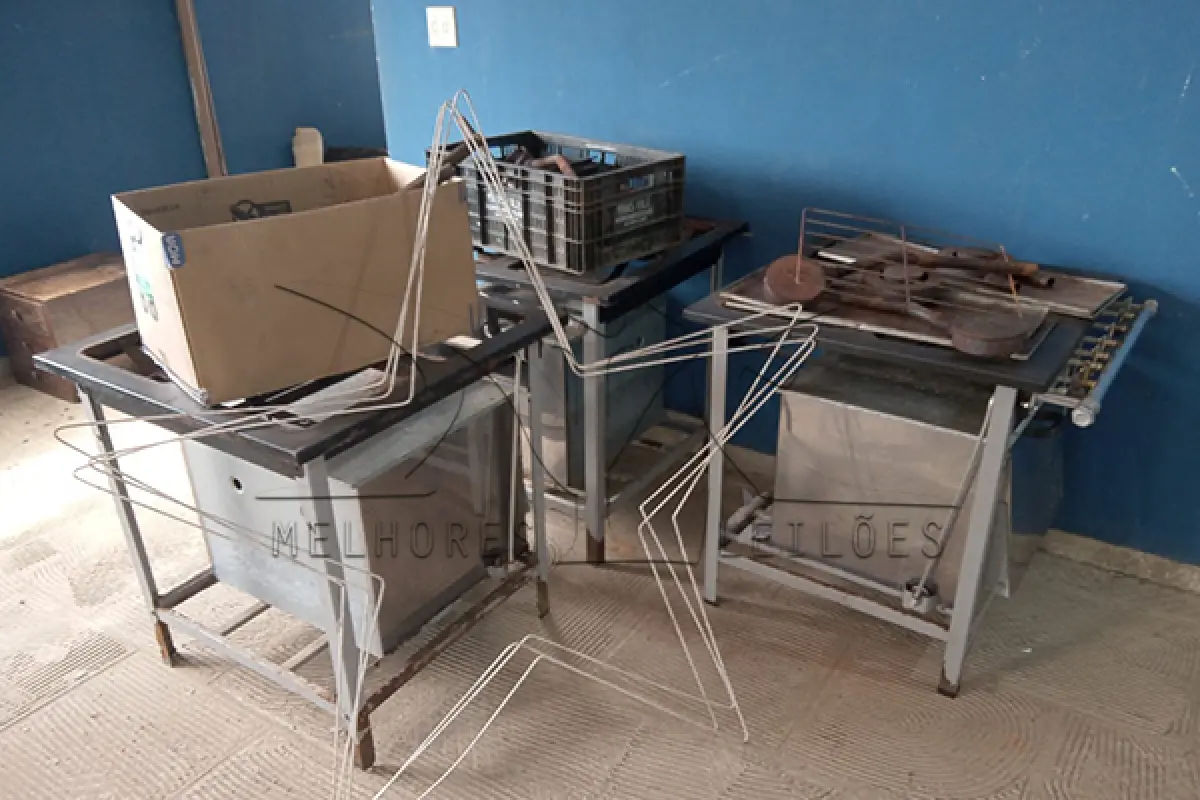 LOTE 008 - SUCATA DE FERRO EQUIPAMENTOS E OBJETOS