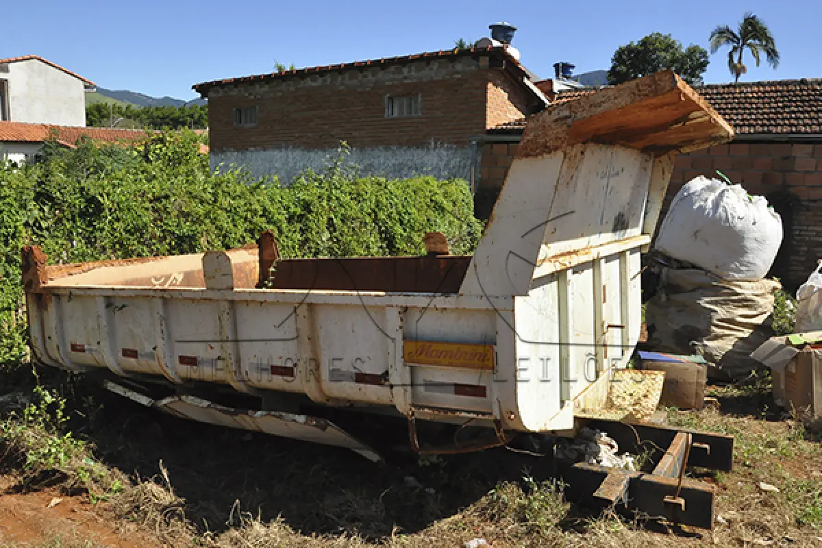 LOTE 005 - CARROCERIA BASCULANTE