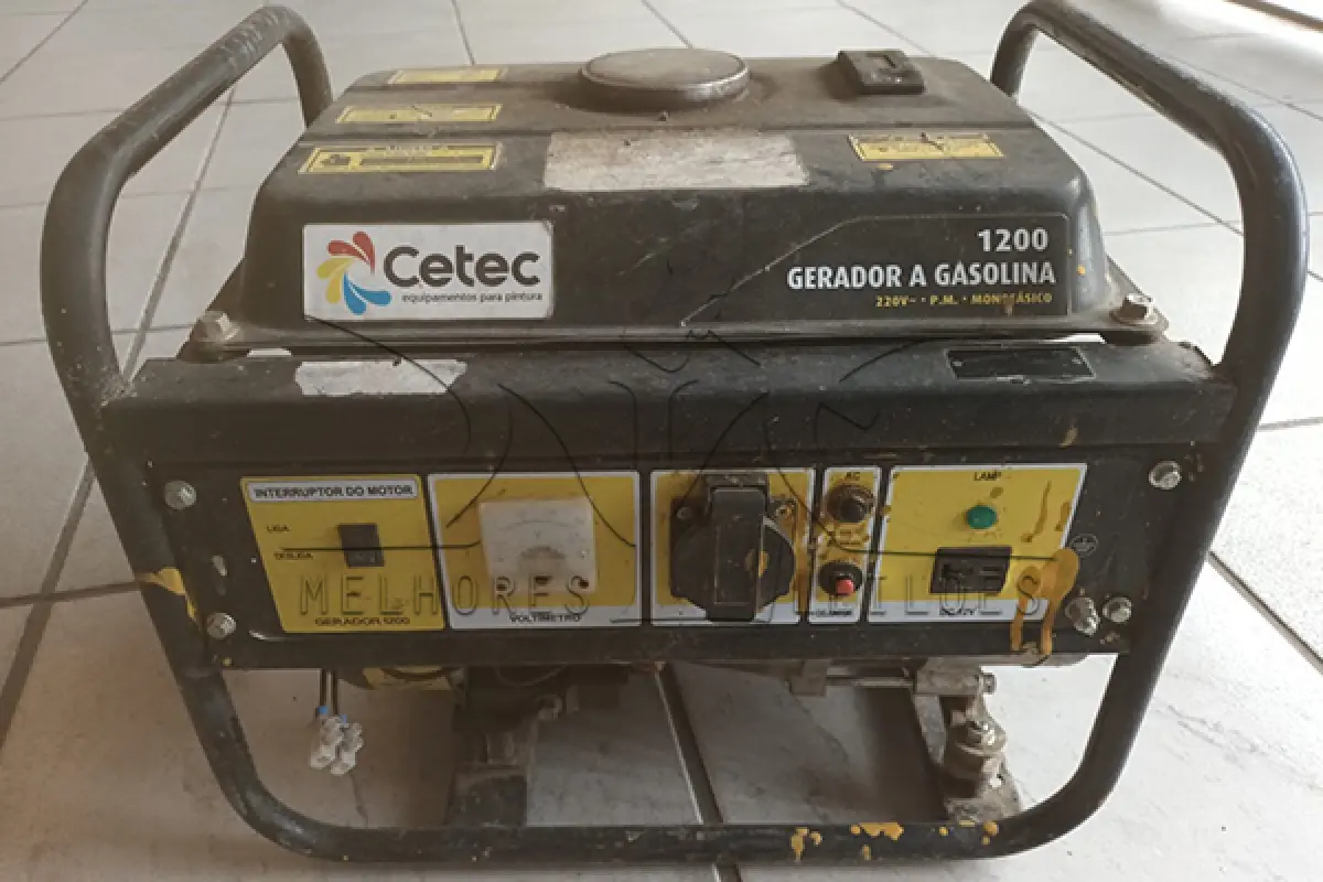 LOTE 010 - ROÇADEIRA, COMPRESSOR AR, GUINDASTE GIRAFA, MOTOR ELETRICO, BOMBA, ESTINTOR E GERADOR DE ENERGIA A GASOLINA