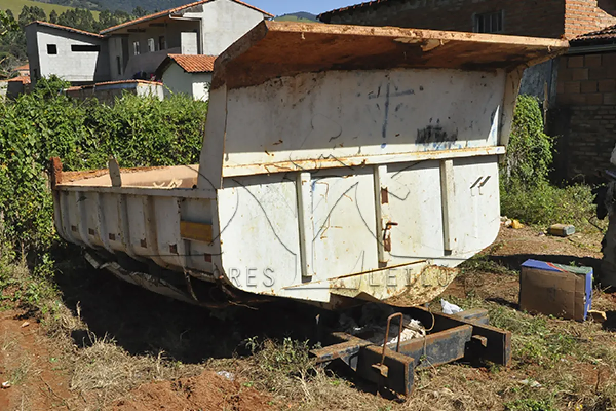 LOTE 005 - CARROCERIA BASCULANTE