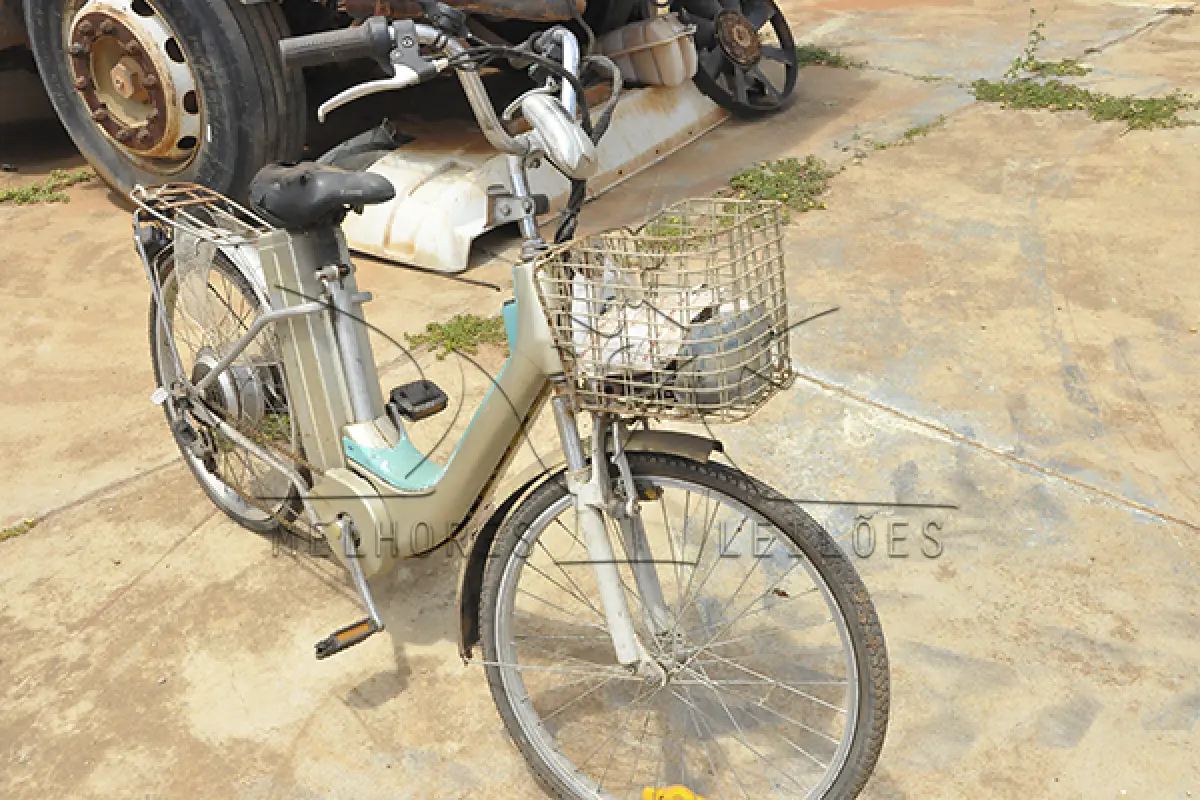 LOTE 010 - 1 MINI ROLO COMPRESSO, 3 IMPLEMENTOS E 1 BICICLETA ELETRICA