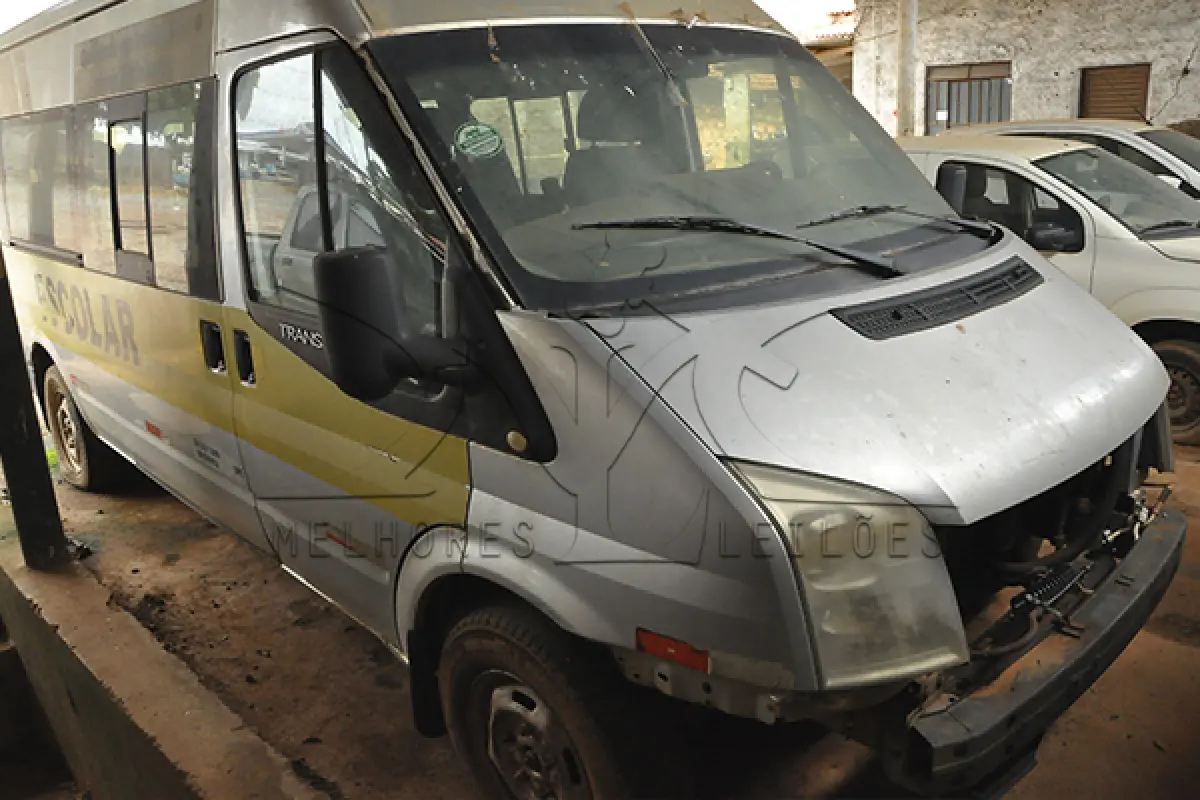 LOTE 006 - I FORD TRANSIT 350 BUS - PLACA HLF-3213 - ANO 2010 2010 - COR PRATA