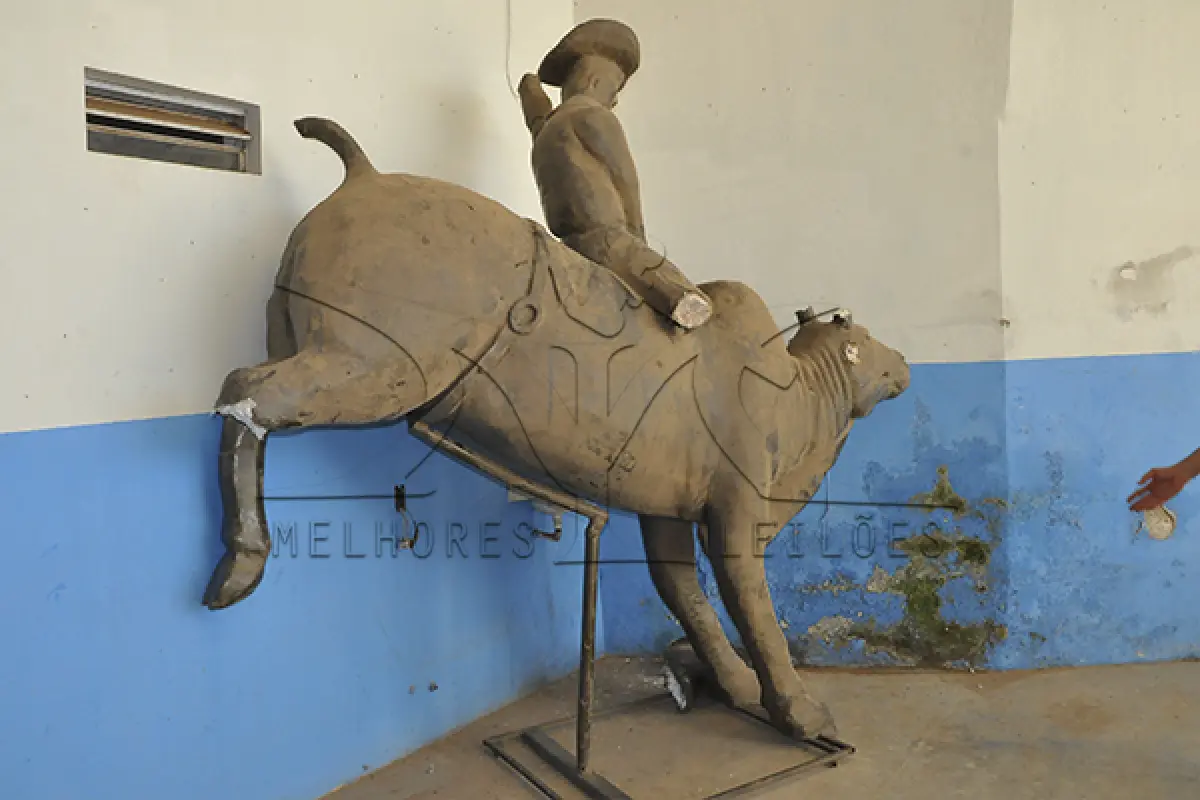 LOTE 011 - SUCATA - ESTATUA