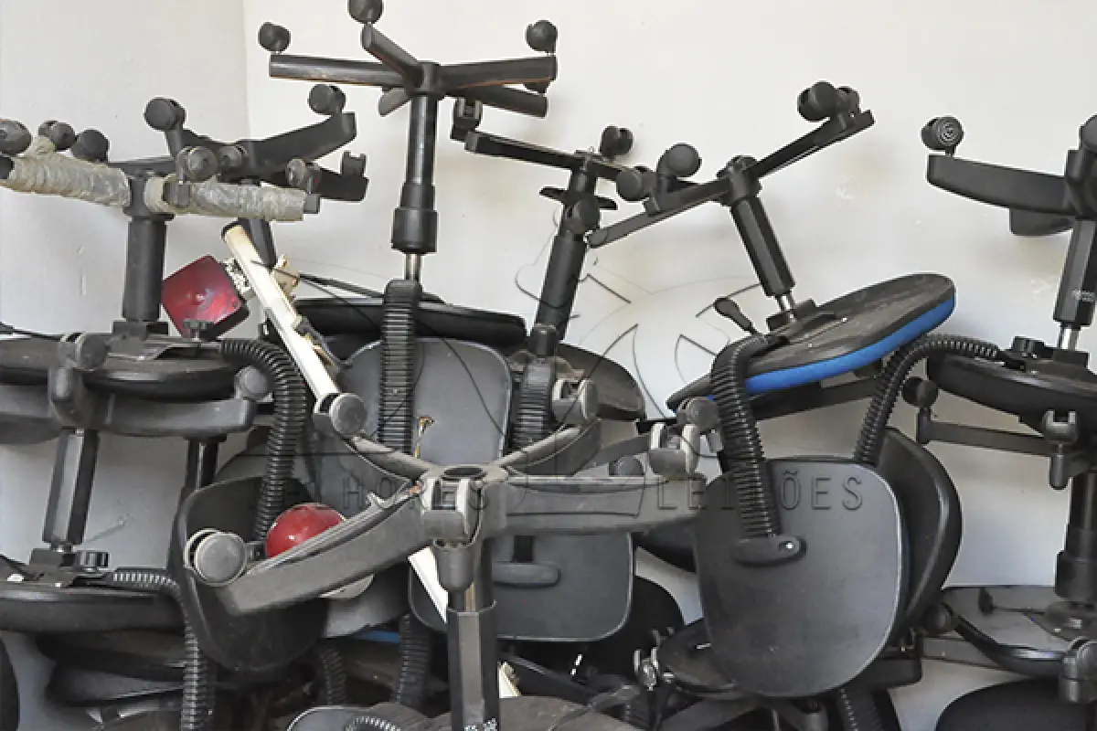 LOTE 015 - SUCATA - CADEIRAS DE ESCRITÓRIO