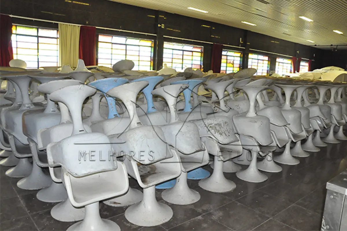 LOTE 005 - MONTANTE DE CADEIRAS EM FIBRA DE VIDRO