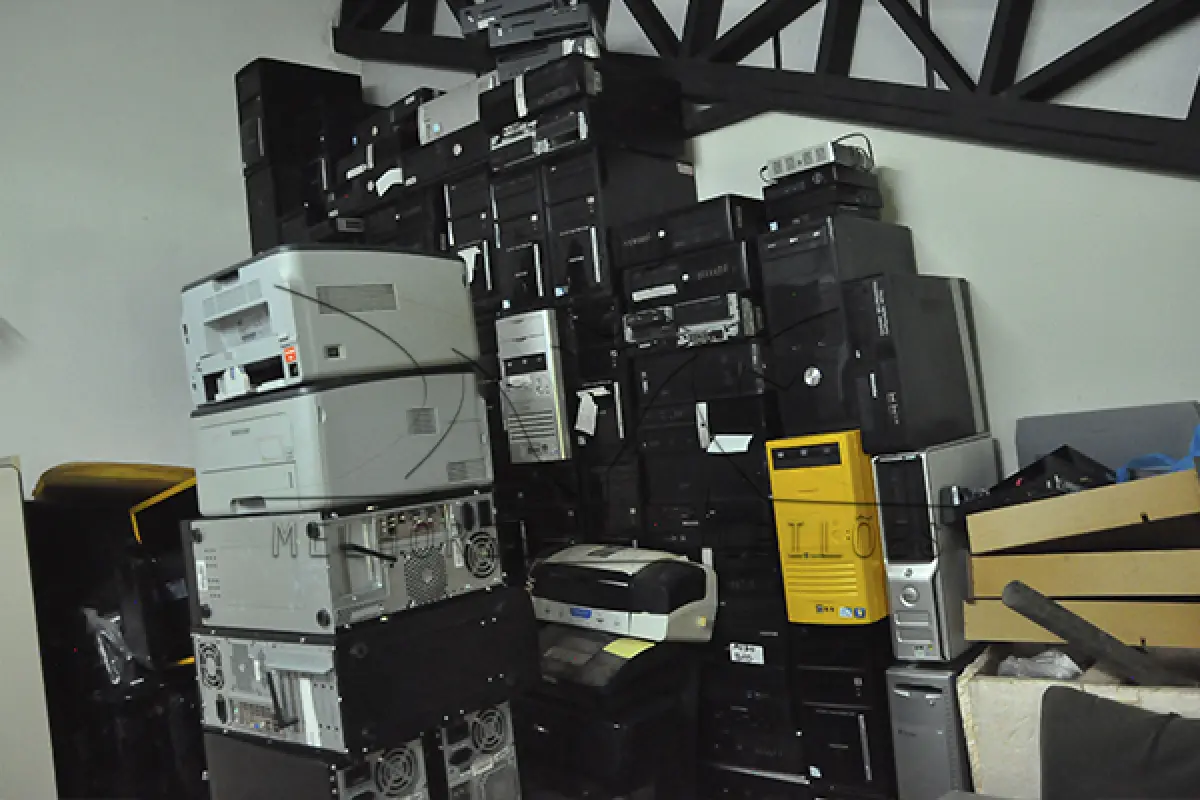 LOTE 015 - SUCATA INFORMÁTICA - ELETRONICA E ELETRICA E ETC