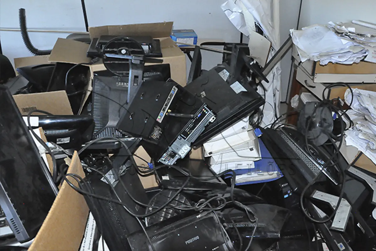 LOTE 015 - SUCATA INFORMÁTICA - ELETRONICA E ELETRICA E ETC