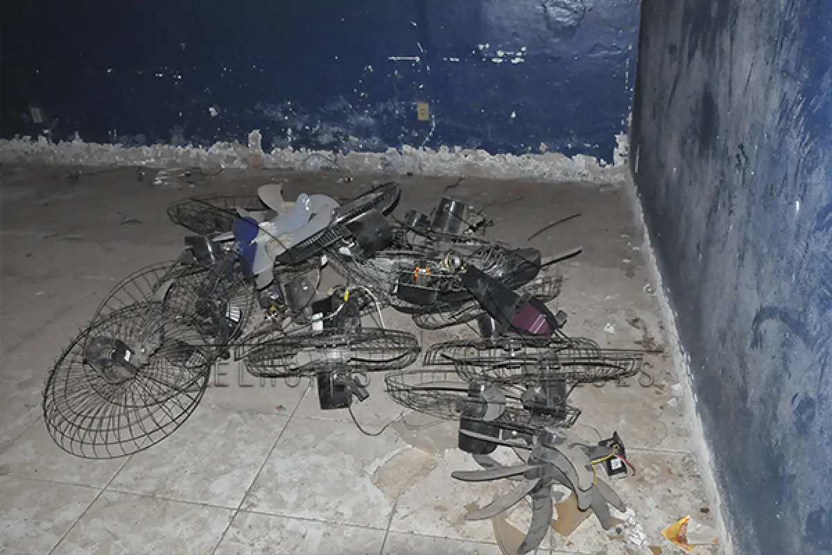 LOTE 049 - SUCATA -  ELETRODOMÉSTICO, MOBÍLIAS E DIVERSOS