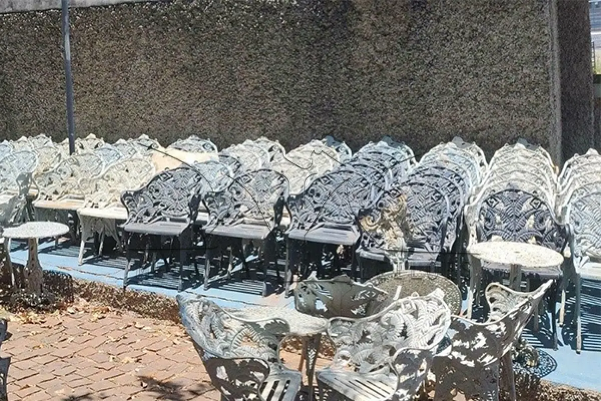 LOTE 009 - MONTANTE MESA E CADEIRAS EM FERRO FUNDIDO